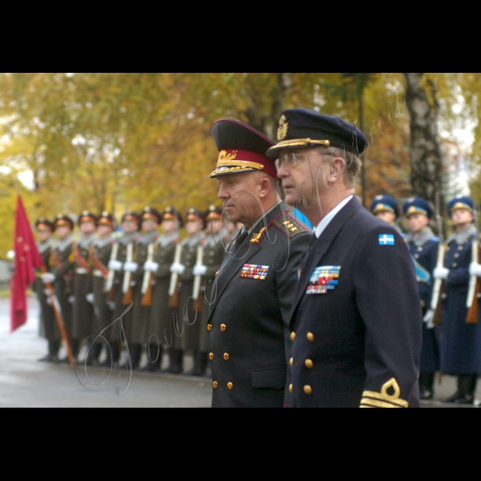 Відбулась церемонія офіційної зустрічі військової делегації ЄС на чолі з головою
Військового комітету Європейського Союзу генералом Хаканом Сиреном
з начальником Генерального штабу – Головнокомандувачем Збройних Сил України генерал-полковником Григорієм Педченком.
