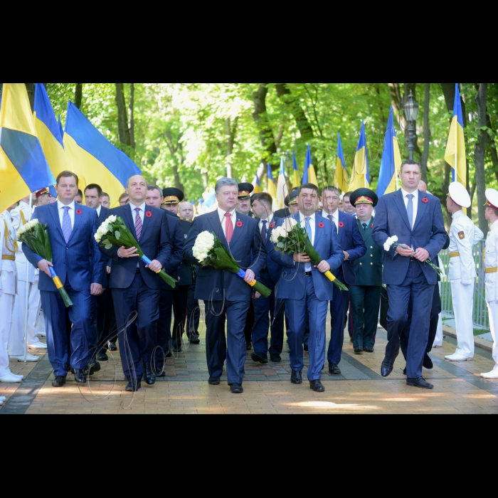 Голова Верховної Ради України Андрій Парубій, Президент України Петро Порошенко, Прем'єр-міністр України Володимир Гройсман  разом з військовими капеланами помолилися за мир та перемогу України.

В рамках заходів з нагоди 71-ї річниці перемоги над нацизмом у Другій світовій війні на Володимирській гірці відбувся молебень, в якому взяли участь понад 140 військових священиків та більше 300 воїнів.
