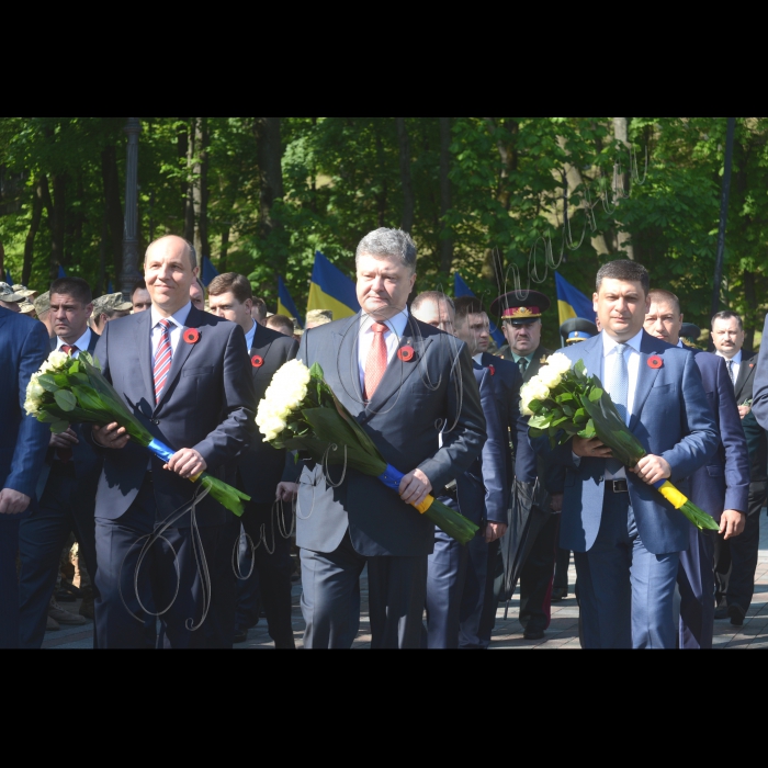 Голова Верховної Ради України Андрій Парубій, Президент України Петро Порошенко, Прем'єр-міністр України Володимир Гройсман  разом з військовими капеланами помолилися за мир та перемогу України.

В рамках заходів з нагоди 71-ї річниці перемоги над нацизмом у Другій світовій війні на Володимирській гірці відбувся молебень, в якому взяли участь понад 140 військових священиків та більше 300 воїнів.
