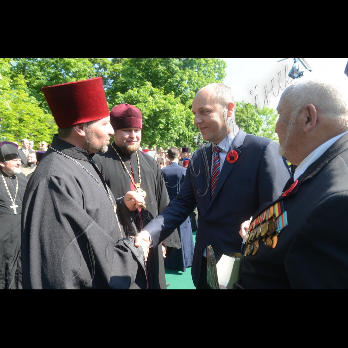 Голова Верховної Ради України Андрій Парубій, Президент України Петро Порошенко, Прем'єр-міністр України Володимир Гройсман  разом з військовими капеланами помолилися за мир та перемогу України.

В рамках заходів з нагоди 71-ї річниці перемоги над нацизмом у Другій світовій війні на Володимирській гірці відбувся молебень, в якому взяли участь понад 140 військових священиків та більше 300 воїнів.
