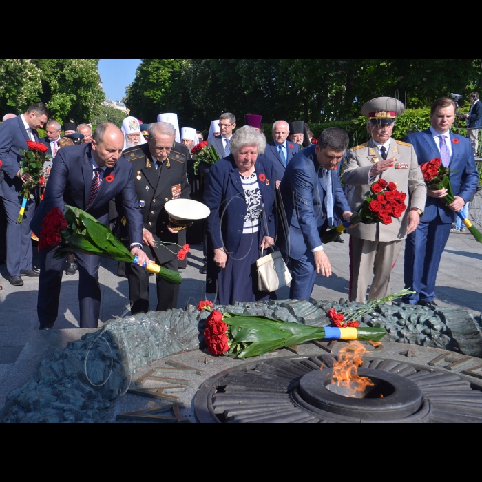 Голова Верховної Ради України Андрій Парубій, Президент України Петро Порошенко, Прем'єр-міністр України Володимир Гройсман взяли участь у Церемонії покладання квітів до могили Невідомого Солдата.