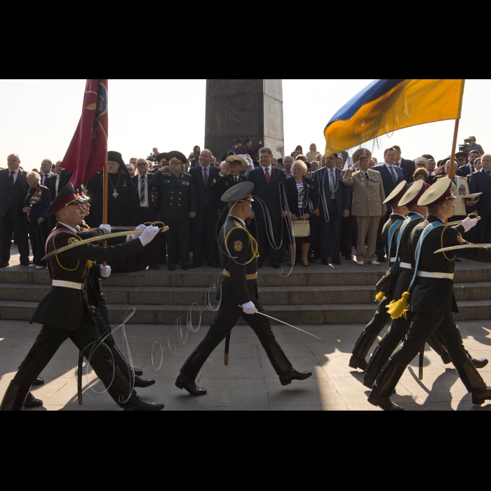 Голова Верховної Ради України Андрій Парубій, Президент України Петро Порошенко, Прем'єр-міністр України Володимир Гройсман взяли участь у Церемонії покладання квітів до могили Невідомого Солдата.