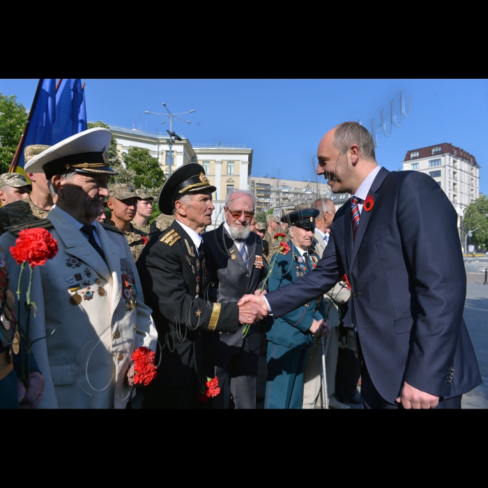 Голова Верховної Ради України Андрій Парубій, Президент України Петро Порошенко, Прем'єр-міністр України Володимир Гройсман взяли участь у Церемонії покладання квітів до могили Невідомого Солдата.
Голова Верховної Ради України Андрій Парубій вітае ветерана Володимира Римара.