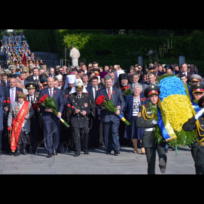 Голова Верховної Ради України Андрій Парубій, Президент України Петро Порошенко, Прем'єр-міністр України Володимир Гройсман взяли участь у Церемонії покладання квітів до могили Невідомого Солдата.