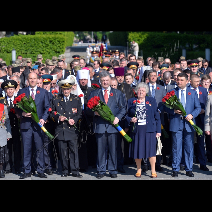 Голова Верховної Ради України Андрій Парубій, Президент України Петро Порошенко, Прем'єр-міністр України Володимир Гройсман взяли участь у Церемонії покладання квітів до могили Невідомого Солдата.