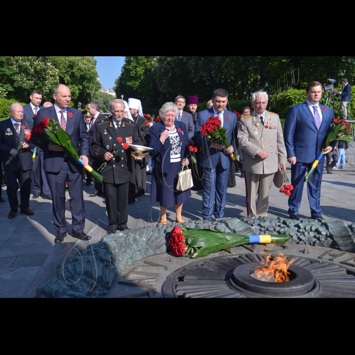 Голова Верховної Ради України Андрій Парубій, Президент України Петро Порошенко, Прем'єр-міністр України Володимир Гройсман взяли участь у Церемонії покладання квітів до могили Невідомого Солдата.