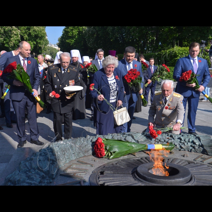 Голова Верховної Ради України Андрій Парубій, Президент України Петро Порошенко, Прем'єр-міністр України Володимир Гройсман взяли участь у Церемонії покладання квітів до могили Невідомого Солдата.