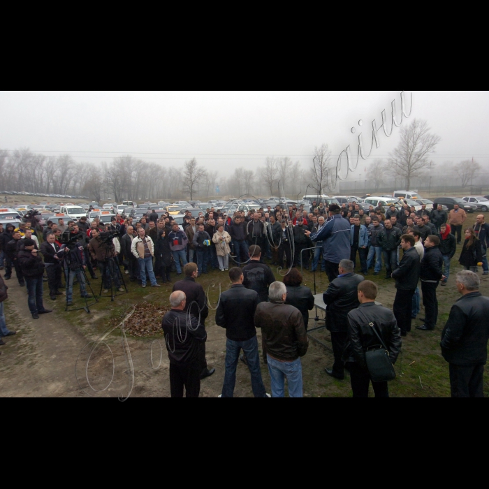 У столичному парку Дружби народів відбулася акція протидії прийняттю Податкового кодексу України та відміни Закону України «Про розмір та облік єдиного внеску на загальнообов’язкове державне соціальне страхування”. Організатор – Професійна спілка таксистів України.