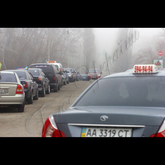 У столичному парку Дружби народів відбулася акція протидії прийняттю Податкового кодексу України та відміни Закону України «Про розмір та облік єдиного внеску на загальнообов’язкове державне соціальне страхування”. Організатор – Професійна спілка таксистів України.