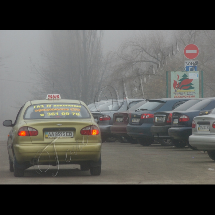 У столичному парку Дружби народів відбулася акція протидії прийняттю Податкового кодексу України та відміни Закону України «Про розмір та облік єдиного внеску на загальнообов’язкове державне соціальне страхування”. Організатор – Професійна спілка таксистів України.