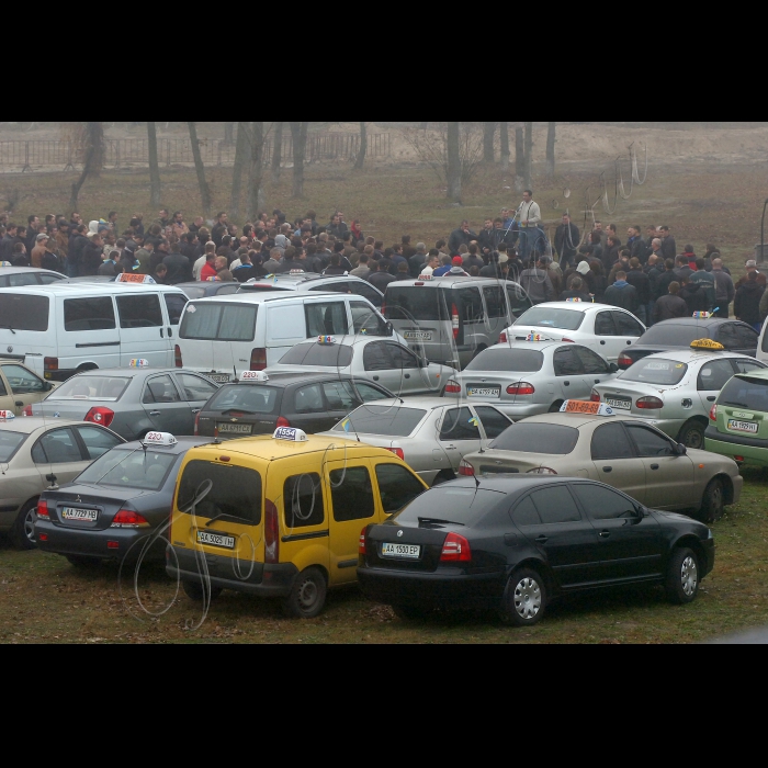 У столичному парку Дружби народів відбулася акція протидії прийняттю Податкового кодексу України та відміни Закону України «Про розмір та облік єдиного внеску на загальнообов’язкове державне соціальне страхування”. Організатор – Професійна спілка таксистів України.