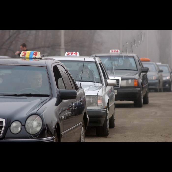 У столичному парку Дружби народів відбулася акція протидії прийняттю Податкового кодексу України та відміни Закону України «Про розмір та облік єдиного внеску на загальнообов’язкове державне соціальне страхування”. Організатор – Професійна спілка таксистів України.