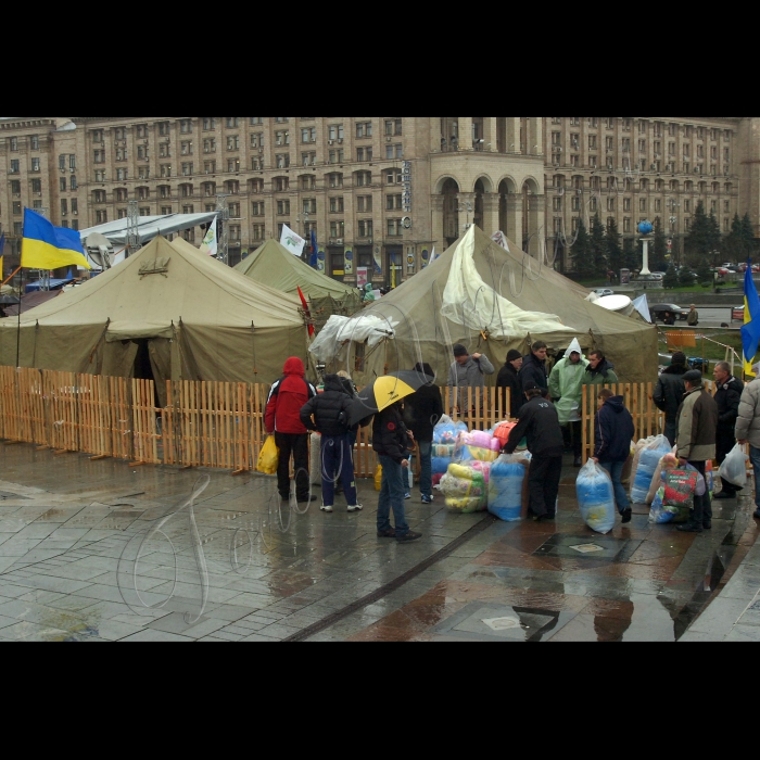 У Києві на Майдані Незалежності продовжується Всеукраїнський страйк-протест проти Податкового кодексу. 