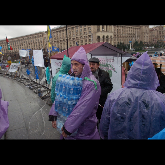 У Києві на Майдані Незалежності продовжується Всеукраїнський страйк-протест проти Податкового кодексу. 