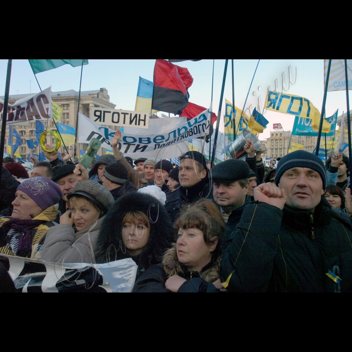 У Києві на Майдані Незалежності продовжується Всеукраїнський страйк-протест проти Податкового кодексу. 