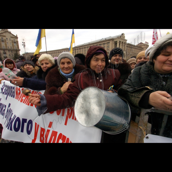 У Києві на Майдані Незалежності продовжується Всеукраїнський страйк-протест проти Податкового кодексу. 