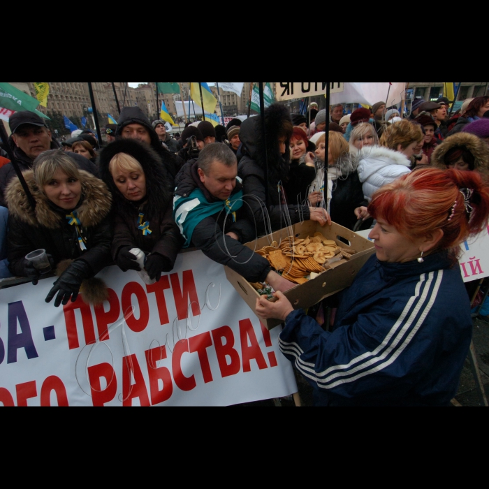 У Києві на Майдані Незалежності продовжується Всеукраїнський страйк-протест проти Податкового кодексу. 