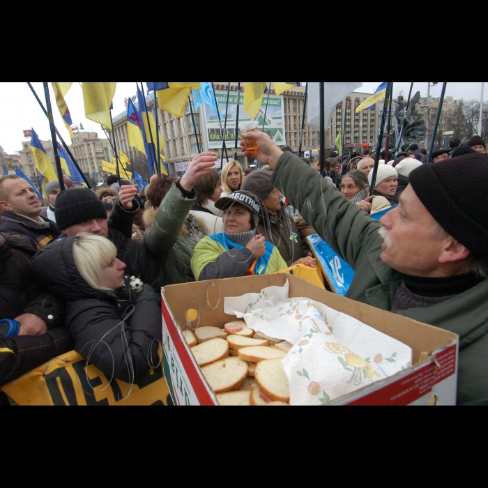 У Києві на Майдані Незалежності продовжується Всеукраїнський страйк-протест проти Податкового кодексу. 