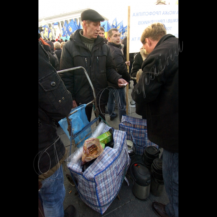 У Києві на Майдані Незалежності продовжується Всеукраїнський страйк-протест проти Податкового кодексу. 