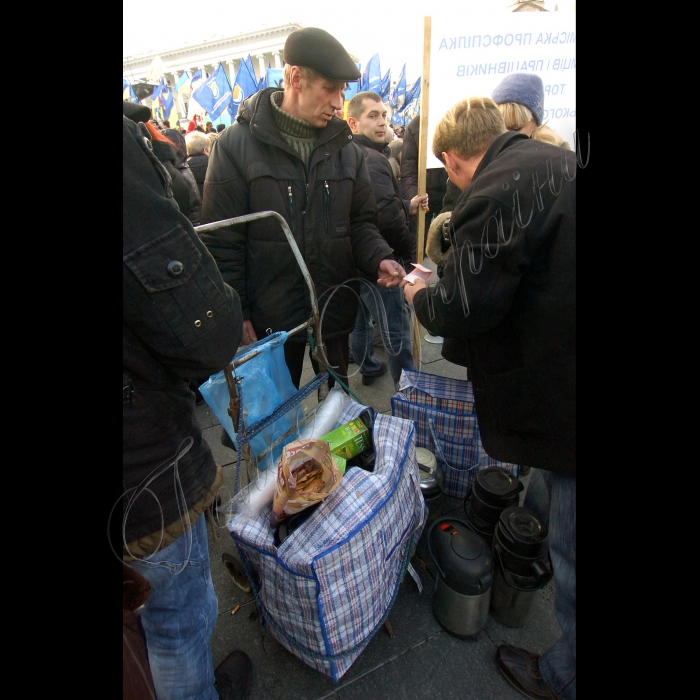 У Києві на Майдані Незалежності продовжується Всеукраїнський страйк-протест проти Податкового кодексу. 