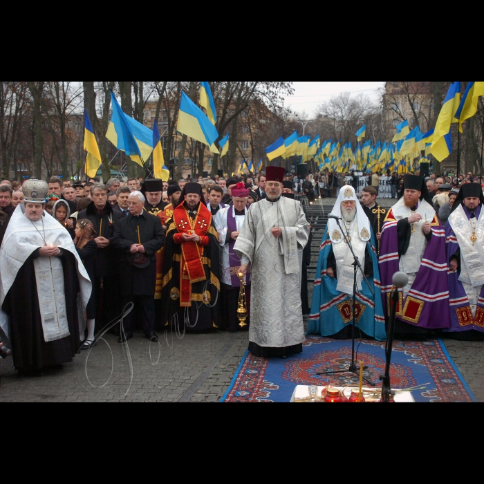 Під час церемонії вшанування пам’яті жертв голодоморів в Києві, в суботу, 27 листопада 2010 р. біля пам’ятника жертвам Голодомору. Цього дня в Україні відбудеться низка меморіальних заходів із вшанування пам’яті жертв Голодомору 1932 -- 1933 років. Щорічно у четверту суботу листопада в Україні відзначається День пам’яті жертв голодоморів і політичних репресій.