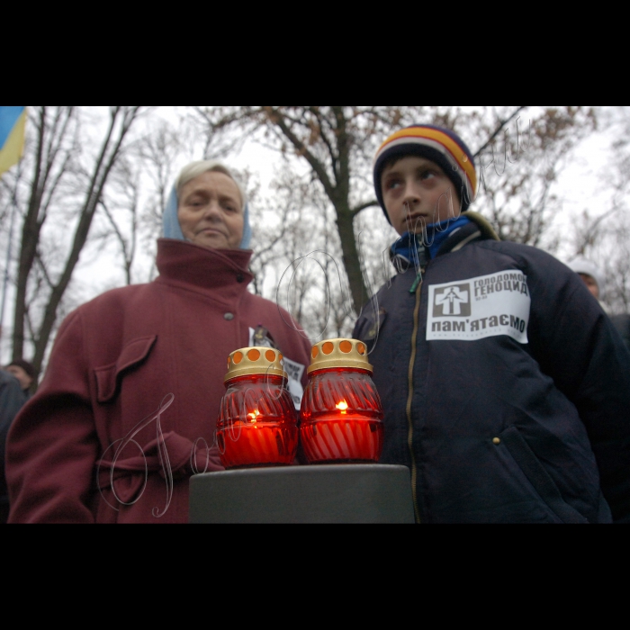 Під час церемонії вшанування пам’яті жертв голодоморів в Києві, в суботу, 27 листопада 2010 р. біля пам’ятника жертвам Голодомору. Цього дня в Україні відбудеться низка меморіальних заходів із вшанування пам’яті жертв Голодомору 1932 -- 1933 років. Щорічно у четверту суботу листопада в Україні відзначається День пам’яті жертв голодоморів і політичних репресій.