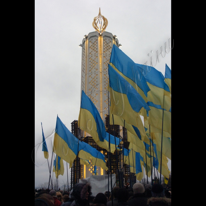 Під час церемонії вшанування пам’яті жертв голодоморів в Києві, в суботу, 27 листопада 2010 р. біля пам’ятника жертвам Голодомору. Цього дня в Україні відбудеться низка меморіальних заходів із вшанування пам’яті жертв Голодомору 1932 -- 1933 років. Щорічно у четверту суботу листопада в Україні відзначається День пам’яті жертв голодоморів і політичних репресій.