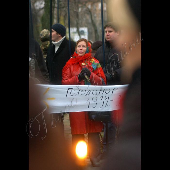 Під час церемонії вшанування пам’яті жертв голодоморів в Києві, в суботу, 27 листопада 2010 р. біля пам’ятника жертвам Голодомору. Цього дня в Україні відбудеться низка меморіальних заходів із вшанування пам’яті жертв Голодомору 1932 -- 1933 років. Щорічно у четверту суботу листопада в Україні відзначається День пам’яті жертв голодоморів і політичних репресій.