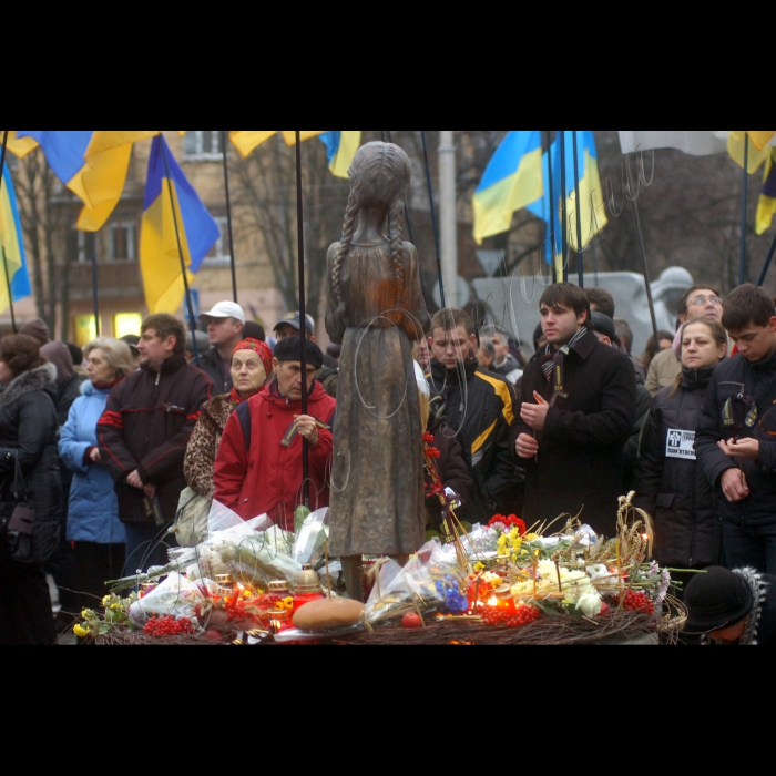 Під час церемонії вшанування пам’яті жертв голодоморів в Києві, в суботу, 27 листопада 2010 р. біля пам’ятника жертвам Голодомору. Цього дня в Україні відбудеться низка меморіальних заходів із вшанування пам’яті жертв Голодомору 1932 -- 1933 років. Щорічно у четверту суботу листопада в Україні відзначається День пам’яті жертв голодоморів і політичних репресій.