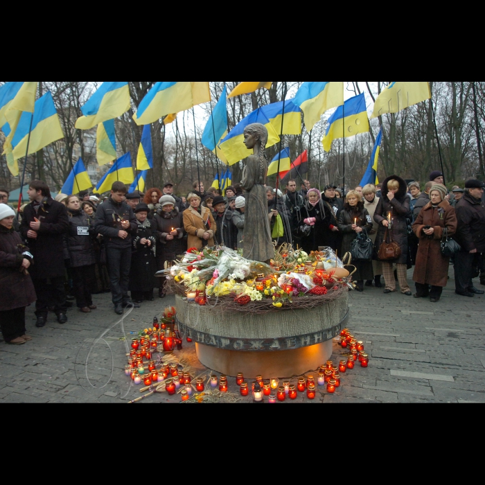 Під час церемонії вшанування пам’яті жертв голодоморів в Києві, в суботу, 27 листопада 2010 р. біля пам’ятника жертвам Голодомору. Цього дня в Україні відбудеться низка меморіальних заходів із вшанування пам’яті жертв Голодомору 1932 -- 1933 років. Щорічно у четверту суботу листопада в Україні відзначається День пам’яті жертв голодоморів і політичних репресій.