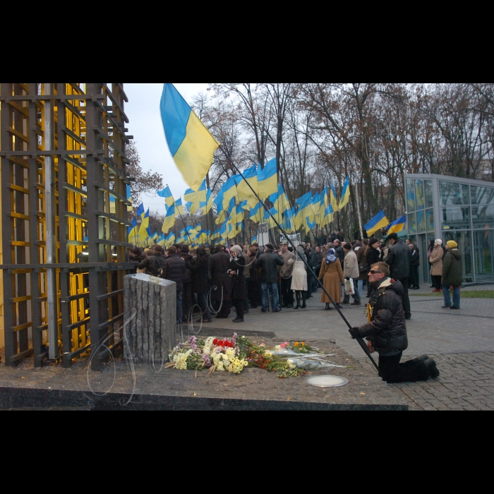 Під час церемонії вшанування пам’яті жертв голодоморів в Києві, в суботу, 27 листопада 2010 р. біля пам’ятника жертвам Голодомору. Цього дня в Україні відбудеться низка меморіальних заходів із вшанування пам’яті жертв Голодомору 1932 -- 1933 років. Щорічно у четверту суботу листопада в Україні відзначається День пам’яті жертв голодоморів і політичних репресій.