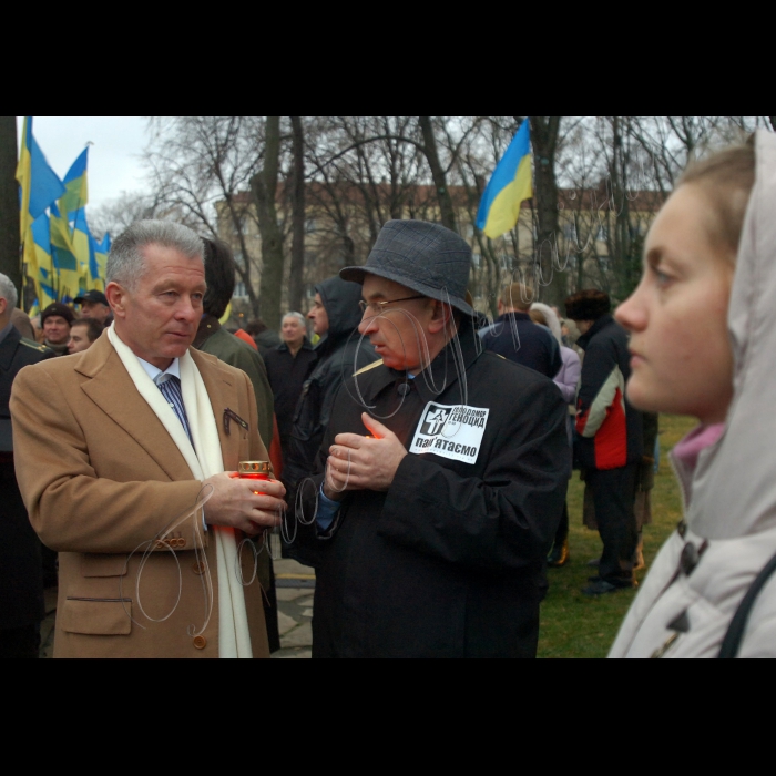 Під час церемонії вшанування пам’яті жертв голодоморів в Києві, в суботу, 27 листопада 2010 р. біля пам’ятника жертвам Голодомору. Цього дня в Україні відбудеться низка меморіальних заходів із вшанування пам’яті жертв Голодомору 1932 -- 1933 років. Щорічно у четверту суботу листопада в Україні відзначається День пам’яті жертв голодоморів і політичних репресій.