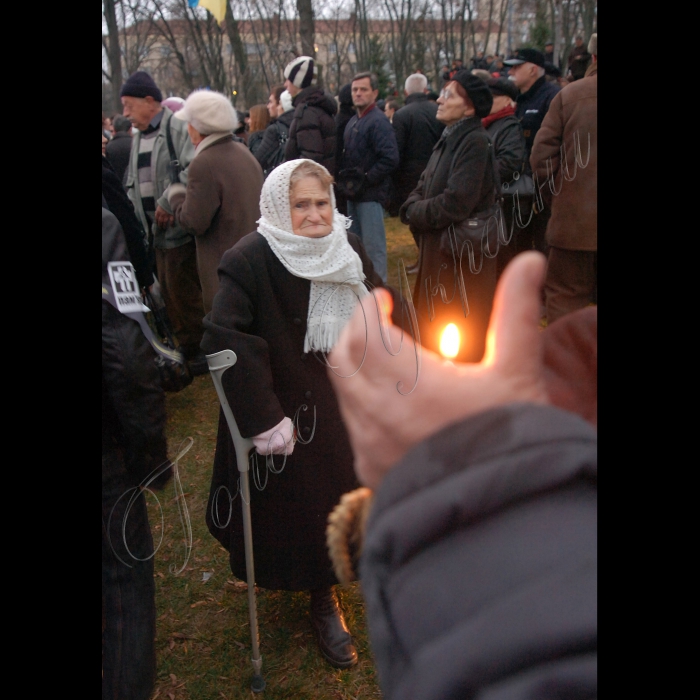 Під час церемонії вшанування пам’яті жертв голодоморів в Києві, в суботу, 27 листопада 2010 р. біля пам’ятника жертвам Голодомору. Цього дня в Україні відбудеться низка меморіальних заходів із вшанування пам’яті жертв Голодомору 1932 -- 1933 років. Щорічно у четверту суботу листопада в Україні відзначається День пам’яті жертв голодоморів і політичних репресій.