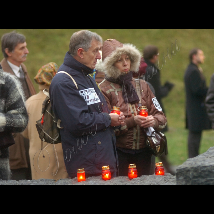 Під час церемонії вшанування пам’яті жертв голодоморів в Києві, в суботу, 27 листопада 2010 р. біля пам’ятника жертвам Голодомору. Цього дня в Україні відбудеться низка меморіальних заходів із вшанування пам’яті жертв Голодомору 1932 -- 1933 років. Щорічно у четверту суботу листопада в Україні відзначається День пам’яті жертв голодоморів і політичних репресій.