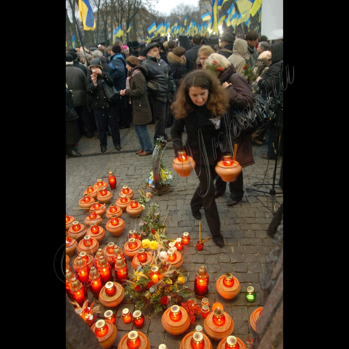 Під час церемонії вшанування пам’яті жертв голодоморів в Києві, в суботу, 27 листопада 2010 р. біля пам’ятника жертвам Голодомору. Цього дня в Україні відбудеться низка меморіальних заходів із вшанування пам’яті жертв Голодомору 1932 -- 1933 років. Щорічно у четверту суботу листопада в Україні відзначається День пам’яті жертв голодоморів і політичних репресій.