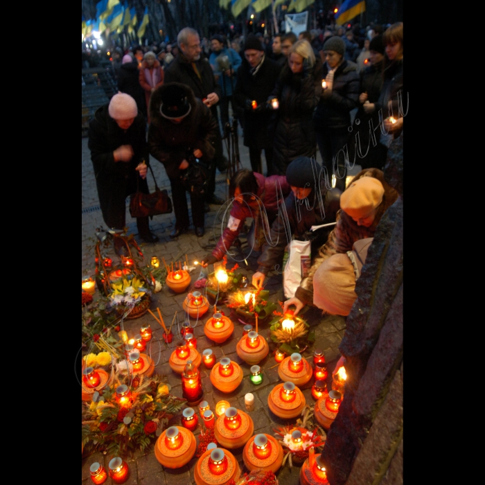 Під час церемонії вшанування пам’яті жертв голодоморів в Києві, в суботу, 27 листопада 2010 р. біля пам’ятника жертвам Голодомору. Цього дня в Україні відбудеться низка меморіальних заходів із вшанування пам’яті жертв Голодомору 1932 -- 1933 років. Щорічно у четверту суботу листопада в Україні відзначається День пам’яті жертв голодоморів і політичних репресій.