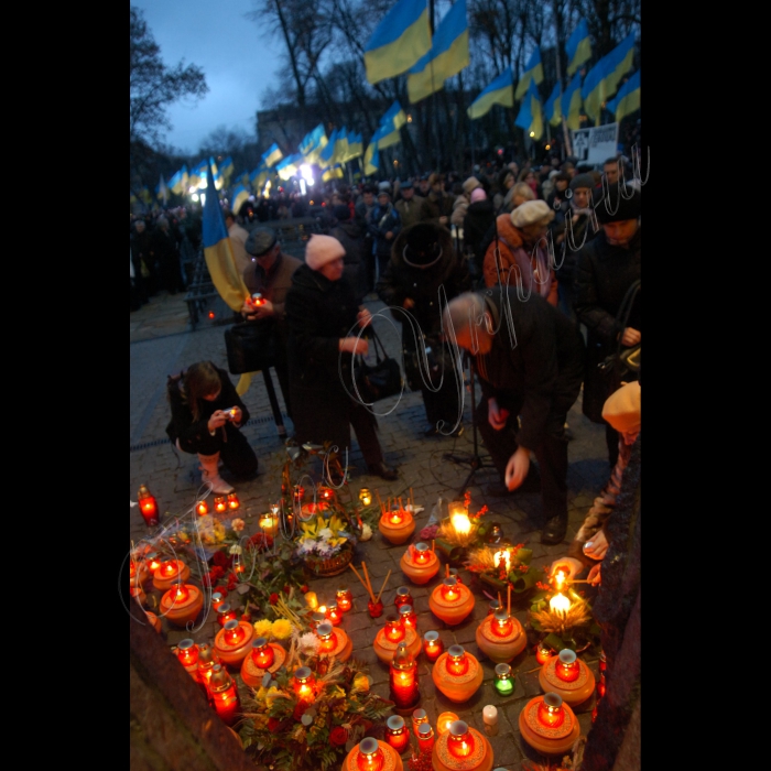 Під час церемонії вшанування пам’яті жертв голодоморів в Києві, в суботу, 27 листопада 2010 р. біля пам’ятника жертвам Голодомору. Цього дня в Україні відбудеться низка меморіальних заходів із вшанування пам’яті жертв Голодомору 1932 -- 1933 років. Щорічно у четверту суботу листопада в Україні відзначається День пам’яті жертв голодоморів і політичних репресій.