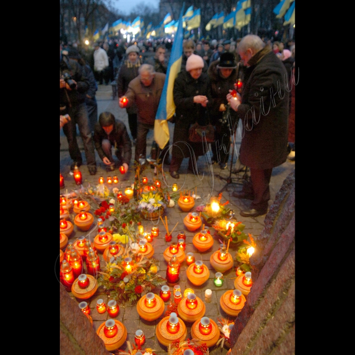 Під час церемонії вшанування пам’яті жертв голодоморів в Києві, в суботу, 27 листопада 2010 р. біля пам’ятника жертвам Голодомору. Цього дня в Україні відбудеться низка меморіальних заходів із вшанування пам’яті жертв Голодомору 1932 -- 1933 років. Щорічно у четверту суботу листопада в Україні відзначається День пам’яті жертв голодоморів і політичних репресій.