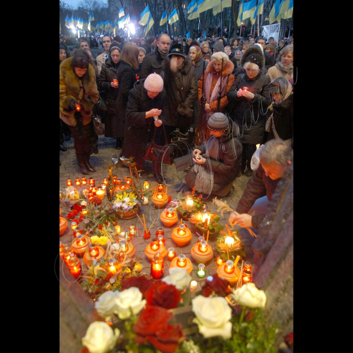 Під час церемонії вшанування пам’яті жертв голодоморів в Києві, в суботу, 27 листопада 2010 р. біля пам’ятника жертвам Голодомору. Цього дня в Україні відбудеться низка меморіальних заходів із вшанування пам’яті жертв Голодомору 1932 -- 1933 років. Щорічно у четверту суботу листопада в Україні відзначається День пам’яті жертв голодоморів і політичних репресій.