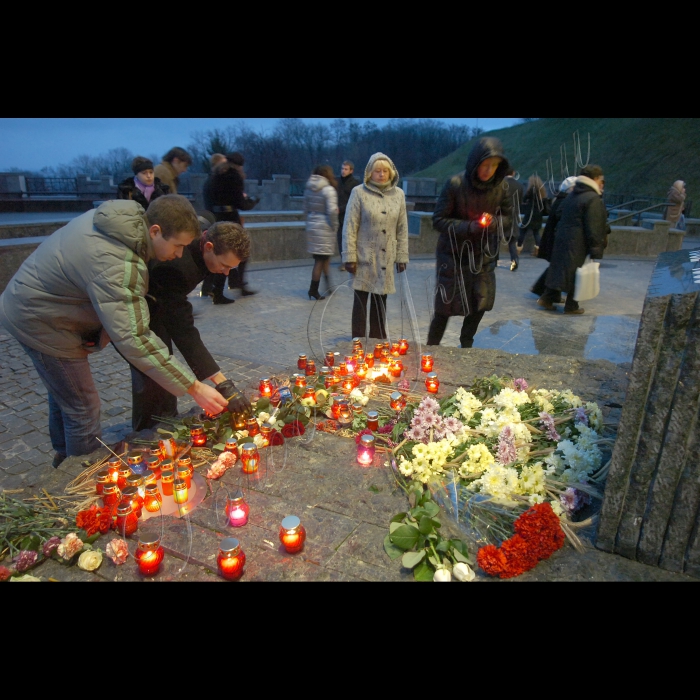 Під час церемонії вшанування пам’яті жертв голодоморів в Києві, в суботу, 27 листопада 2010 р. біля пам’ятника жертвам Голодомору. Цього дня в Україні відбудеться низка меморіальних заходів із вшанування пам’яті жертв Голодомору 1932 -- 1933 років. Щорічно у четверту суботу листопада в Україні відзначається День пам’яті жертв голодоморів і політичних репресій.