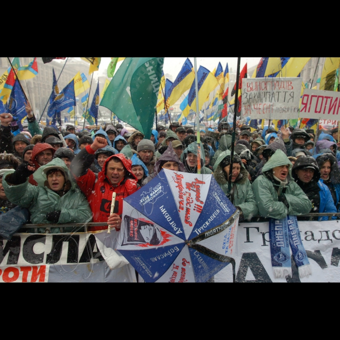 У Києві на Майдані Незалежності продовжується Всеукраїнський страйк-протест проти Податкового кодексу. 