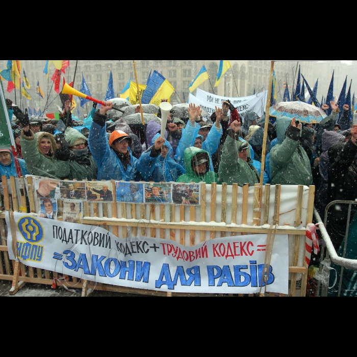 У Києві на Майдані Незалежності продовжується Всеукраїнський страйк-протест проти Податкового кодексу. 