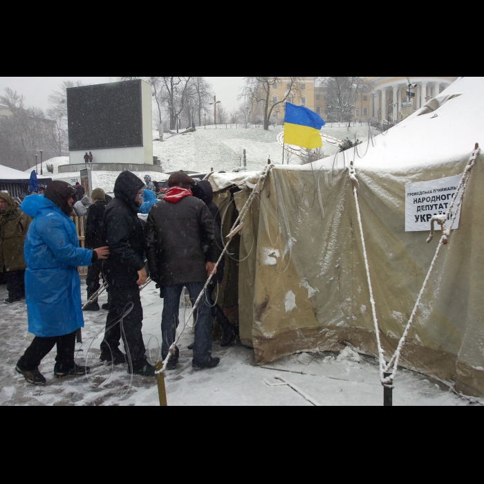 У Києві на Майдані Незалежності продовжується Всеукраїнський страйк-протест проти Податкового кодексу. 