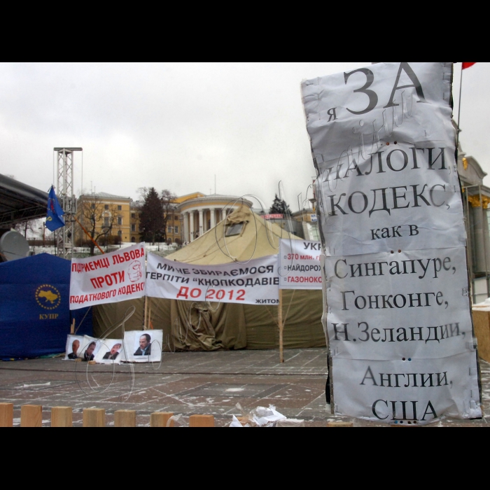 В Києві на Майдані Незалежності продовжується Всеукраїнський страйк-протест проти Податкового кодексу .