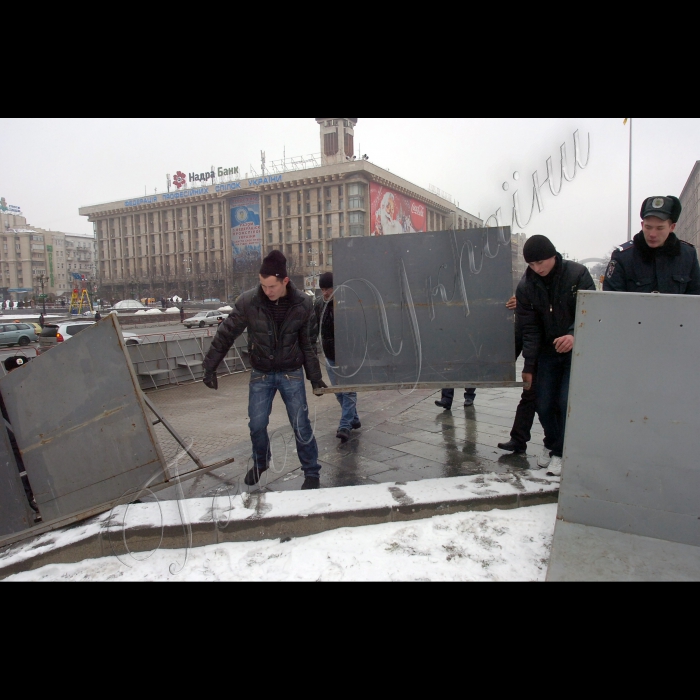 На столичному Майдані Незалежності встановлюють Новорічну ялинку.