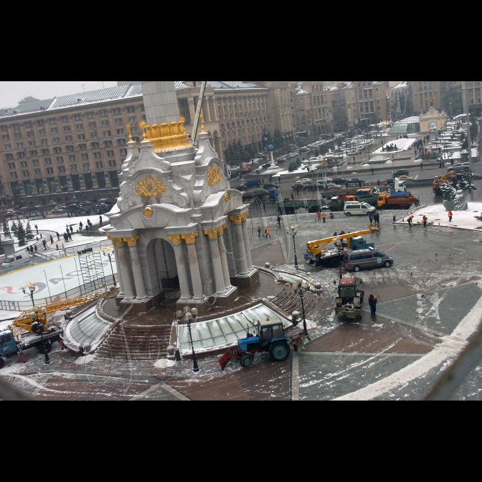 На столичному Майдані Незалежності встановлюють Новорічну ялинку.