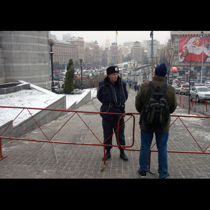 На столичному Майдані Незалежності встановлюють Новорічну ялинку.