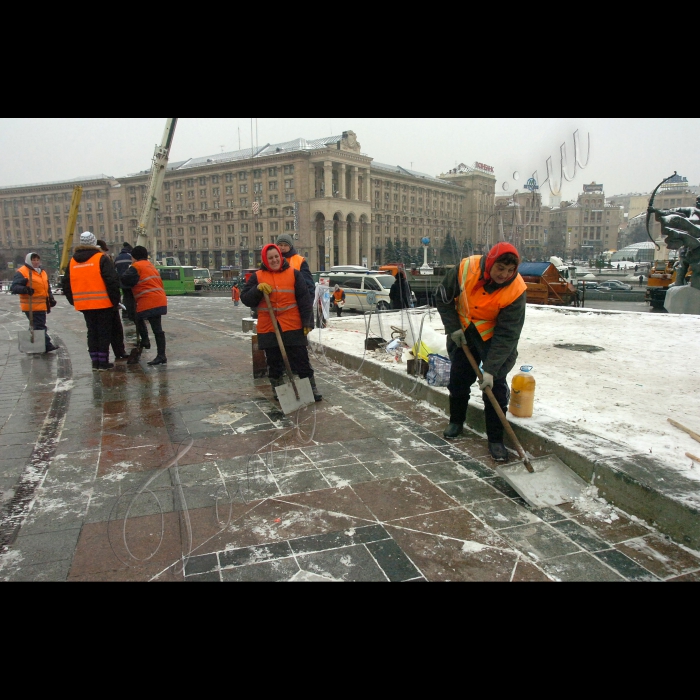 На столичному Майдані Незалежності встановлюють Новорічну ялинку.