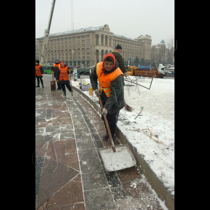 На столичному Майдані Незалежності встановлюють Новорічну ялинку.