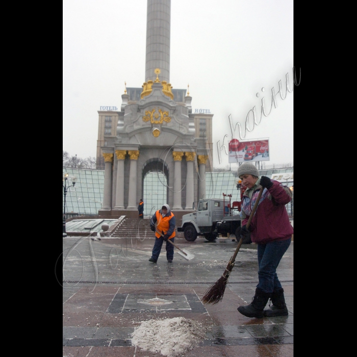 На столичному Майдані Незалежності встановлюють Новорічну ялинку.